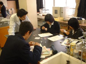 �������i