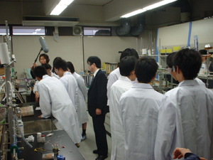 �������i